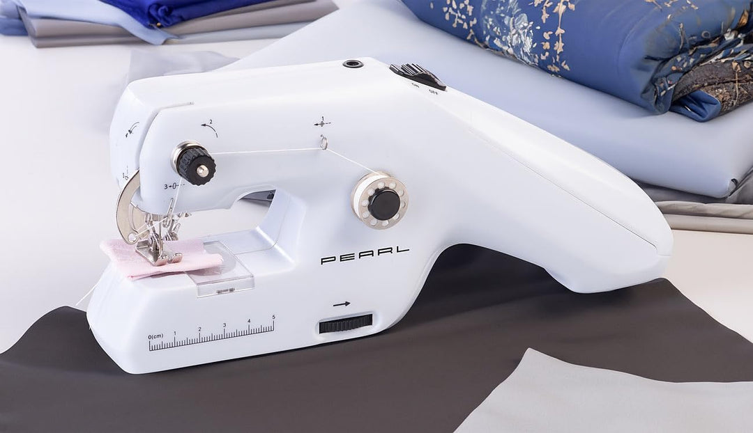 PEARL Nähmaschine: Echte Mini-Handnähmaschine mit Ober- und Unterfaden, USB &amp; Batterien (Mininähmasc