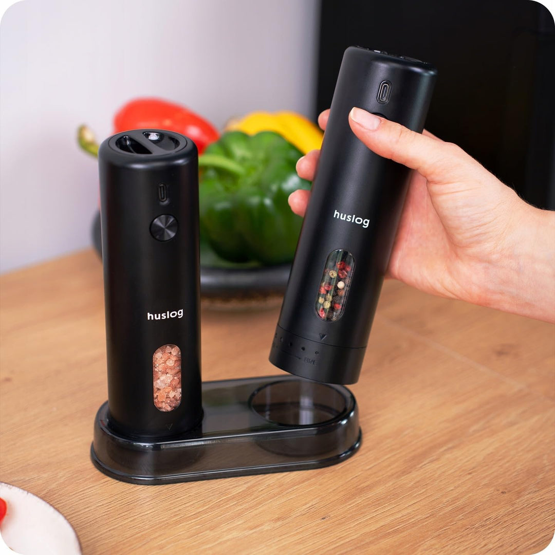 Elektrische Salz- und Pfeffermühle 2er Set – USB-C wiederaufladbar mit LED, Ständer &amp; Reinigungsbürs