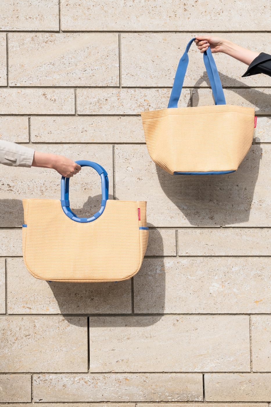 reisenthel shopper M in raffia blue – Geräumige Shopping Bag und edle Handtasche in einem – Aus wass